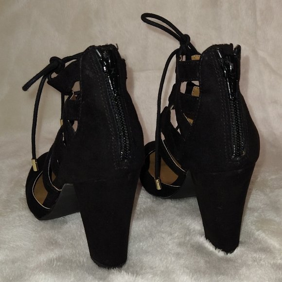 14th & Union Velvet Strap Pump - Picture 5 of 9